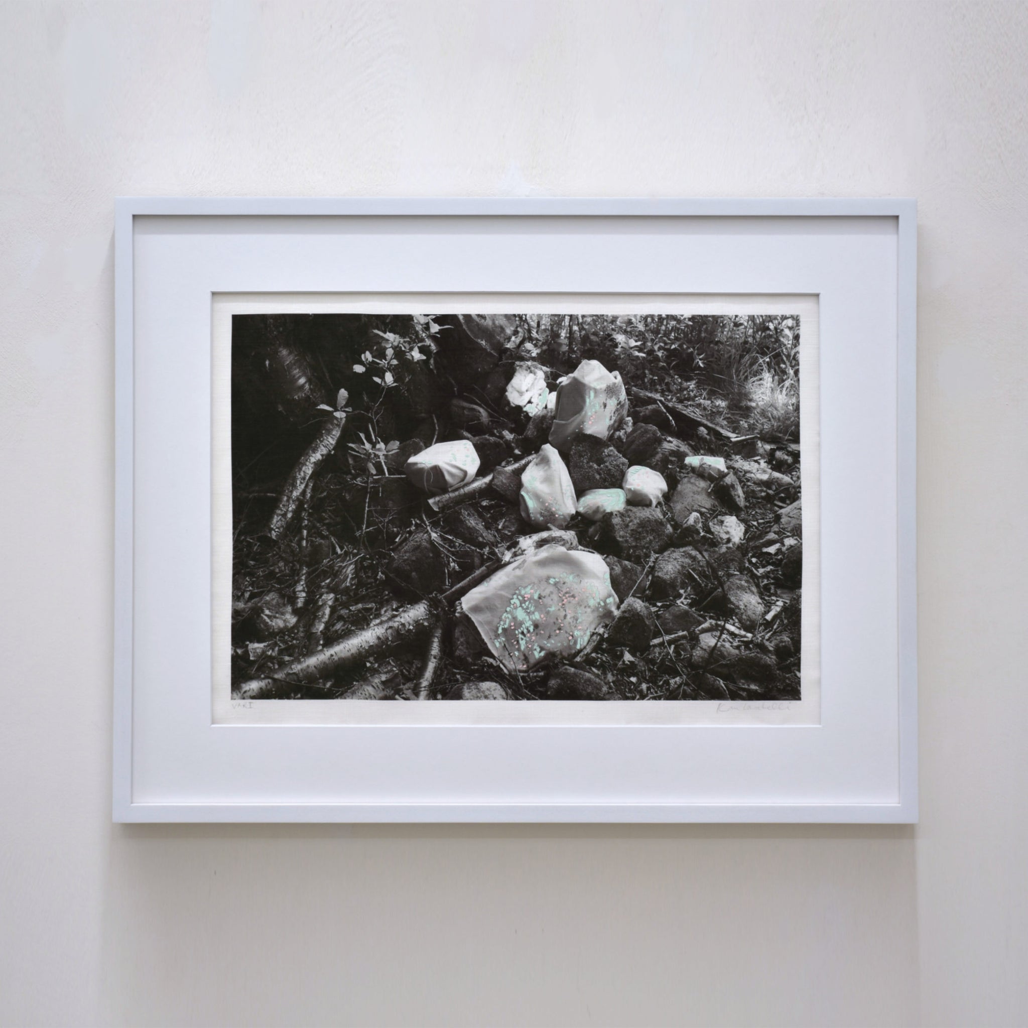 Photographie en noir et blanc sur tissu de Karine Locatelli, tirage limité de 2 et rehauts uniques à la gouache acrylique.