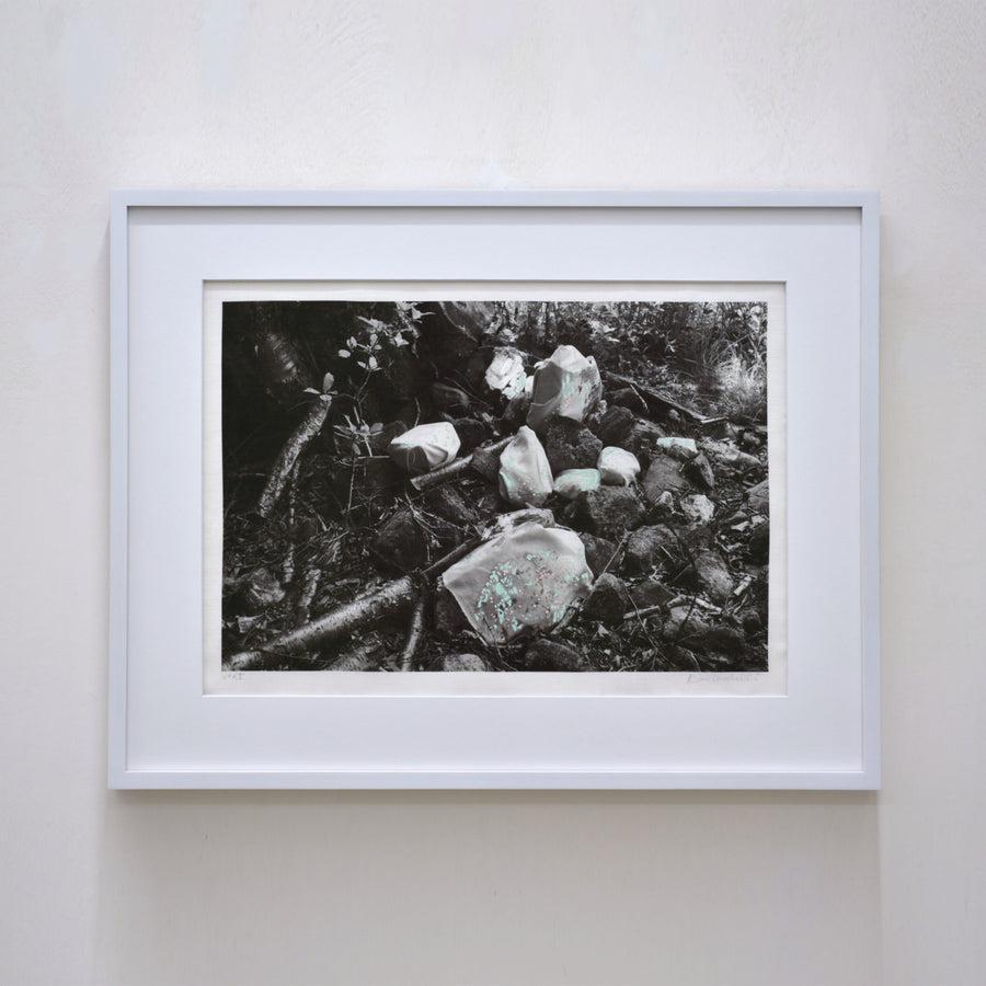 Photographie en noir et blanc sur tissu de Karine Locatelli, tirage limité de 2 et rehauts uniques à la gouache acrylique.