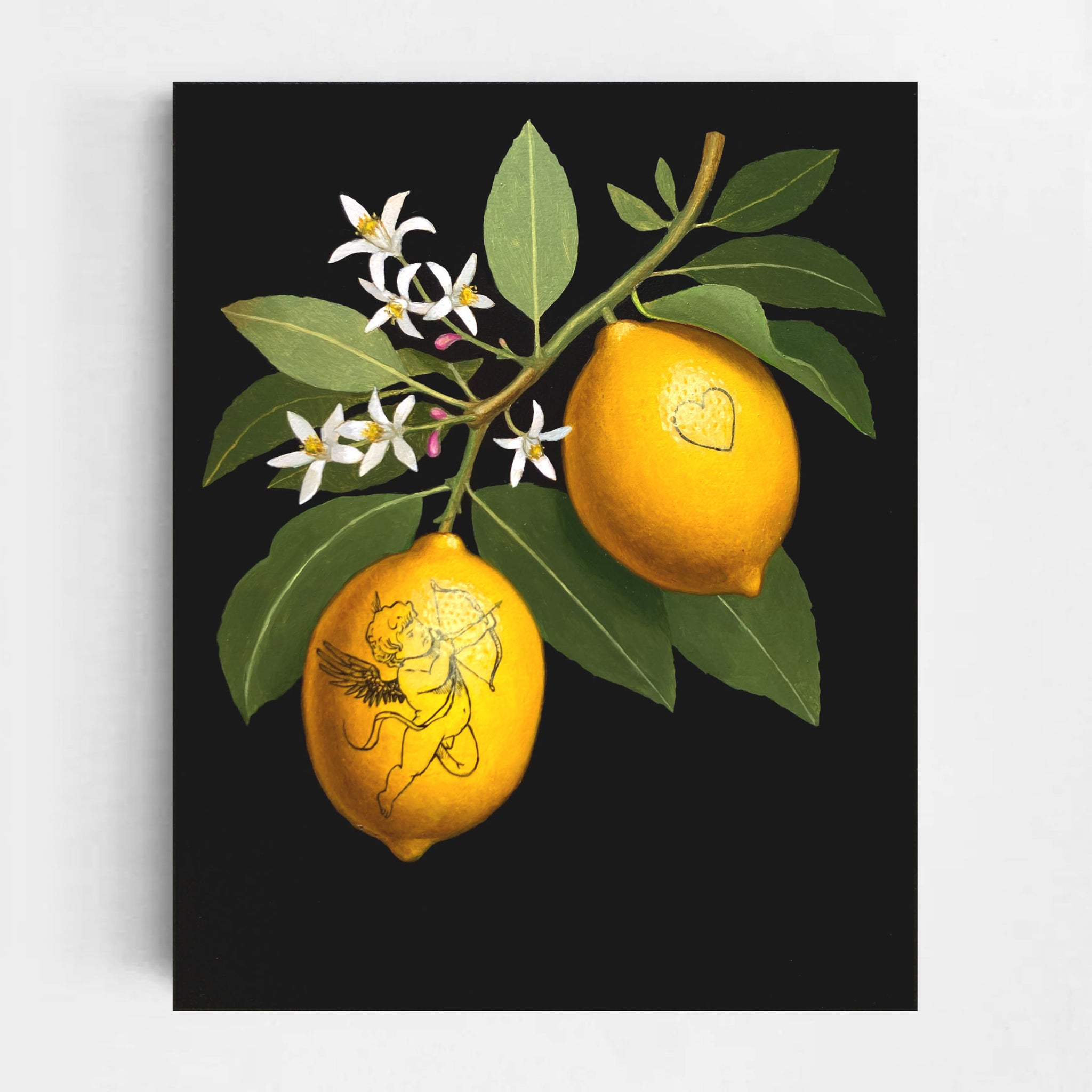 Fruit Skin n° 4 d’Émile Brunet, huile sur panneau de bois, 8” x 10”. Petite nature morte hyperréaliste de deux citrons sur branche. Tatouage d’un cupidon.