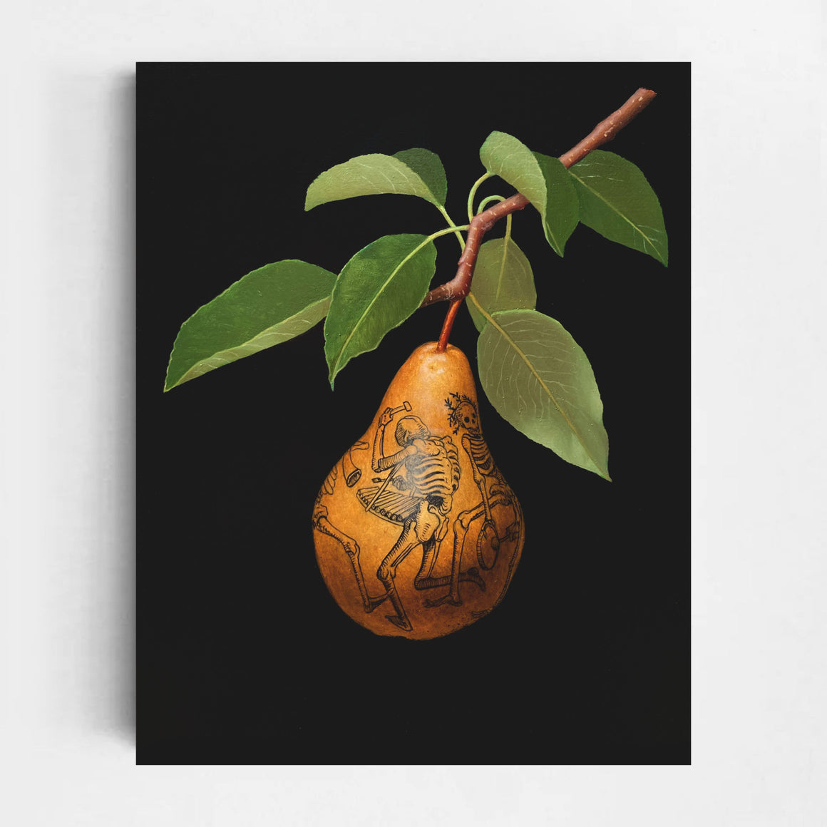 Fruit Skin n° 3, par Émile Brunet. Huile sur panneau de bois, 8” x 10”, 2024. Nature morte hyperréaliste d’une poire sur fond noir. Tatouage de squelettes danseurs.