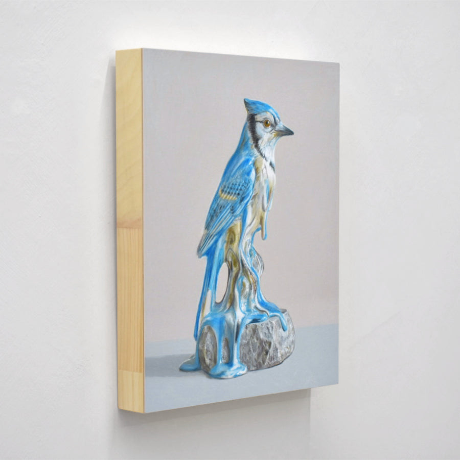 Dessin réalisé aux crayons de couleur par Pierre Durette et présenté dans le cadre de son exposition « Marécage ». Un geai bleu en porcelaine sur une pierre.