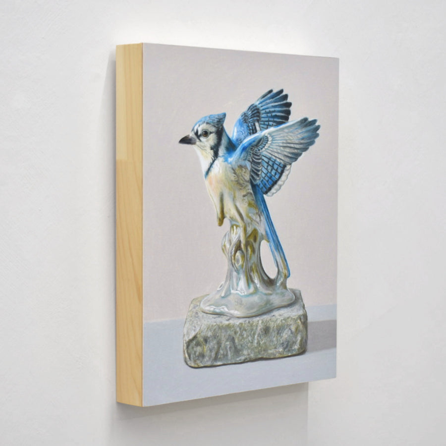 Dessin réalisé aux crayons de couleur par Pierre Durette et présenté dans le cadre de son exposition « Marécage ». Un geai bleu en porcelaine sur une pierre.