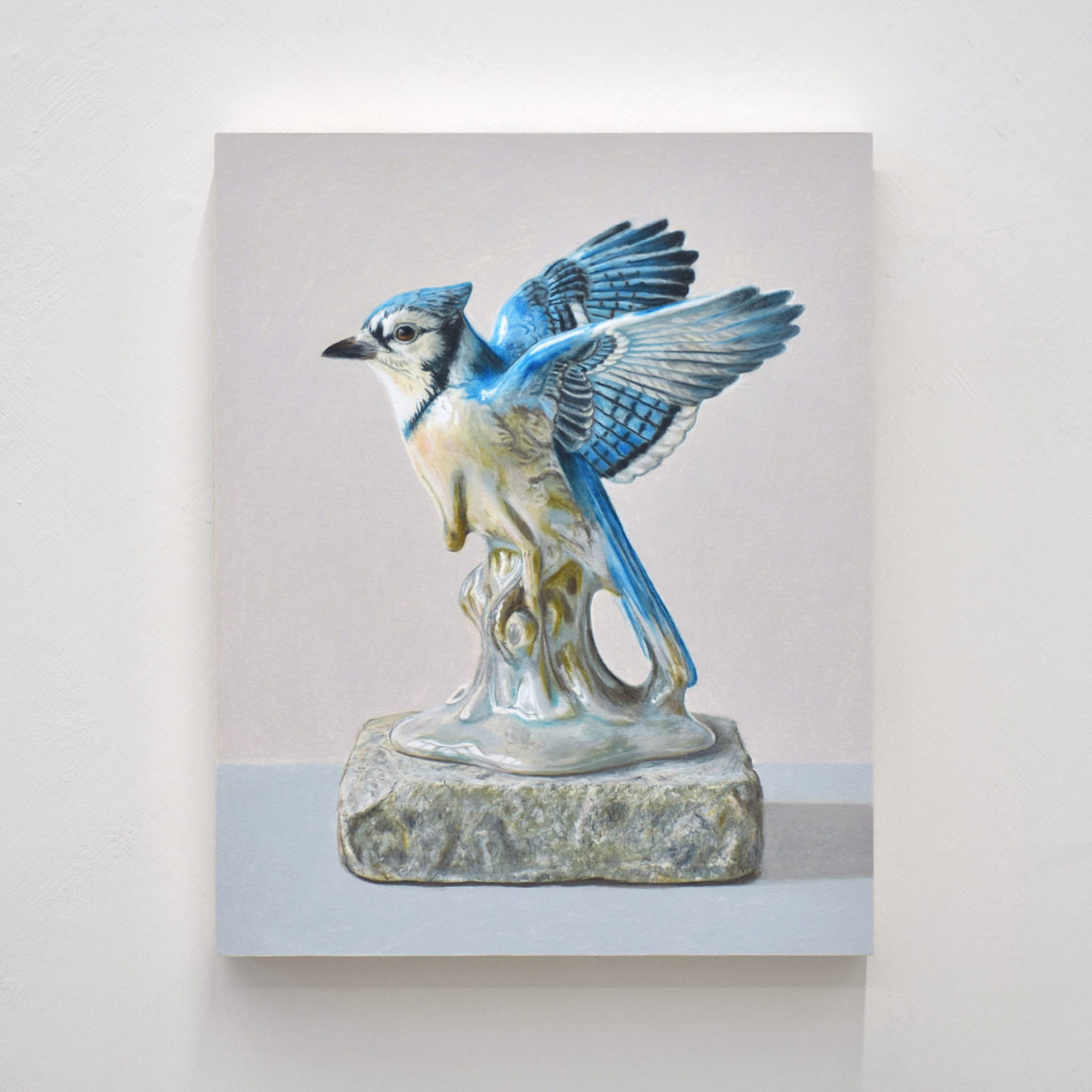 Dessin réalisé aux crayons de couleur par Pierre Durette et présenté dans le cadre de son exposition « Marécage ». Un geai bleu en porcelaine sur une pierre.