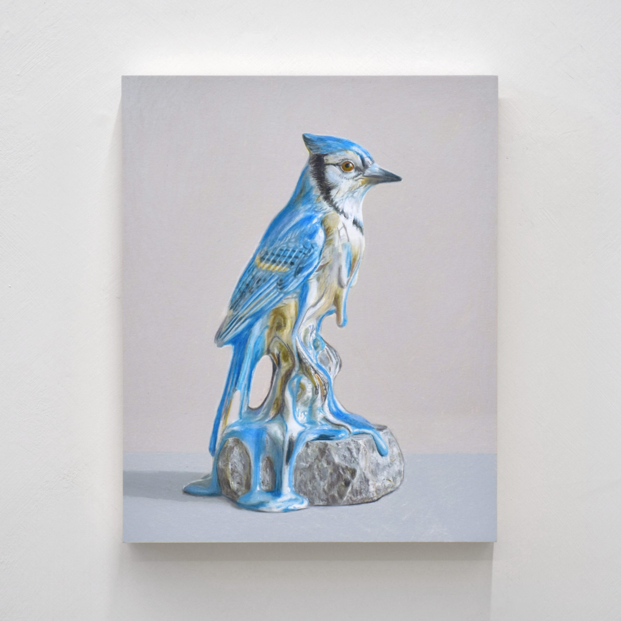 Dessin réalisé aux crayons de couleur par Pierre Durette et présenté dans le cadre de son exposition « Marécage ». Un geai bleu en porcelaine sur une pierre.