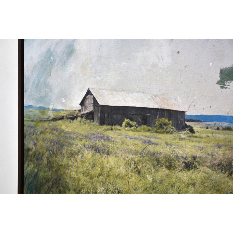 Grand format vertical de Chloé Giroux-Bertrand. Sur l’horizon du fleuve Saint-Laurent, on voit la grange de la Rivière-aux-Vases derrière les herbes hautes.