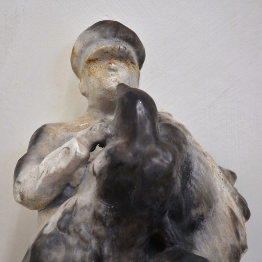 Sculpture de Pierre Durette en porcelaine représentant un homme et un corbeau. Réaction du cuivre de la glaçure en plusieurs cuissons et enfumage.