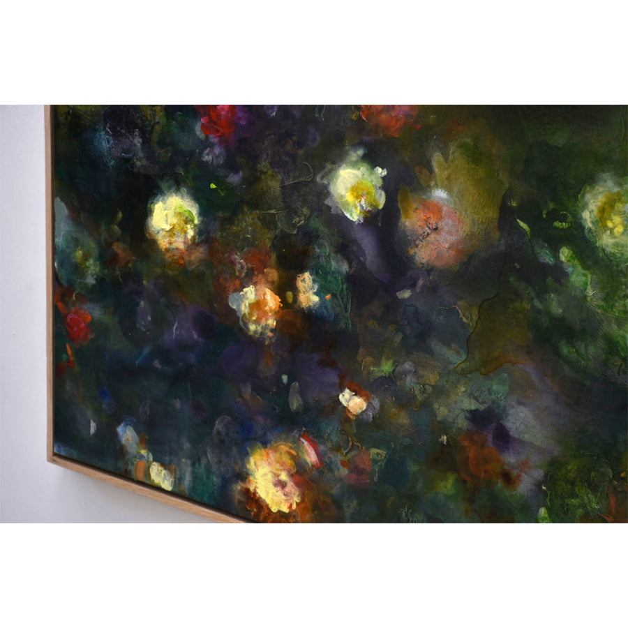 Grande composition dramatique d’Amélie Grooscors réalisée au pigment et à l’huile sur toile. Des fleurs jaunes et rouges sur un fond mauve, vert et orangé.