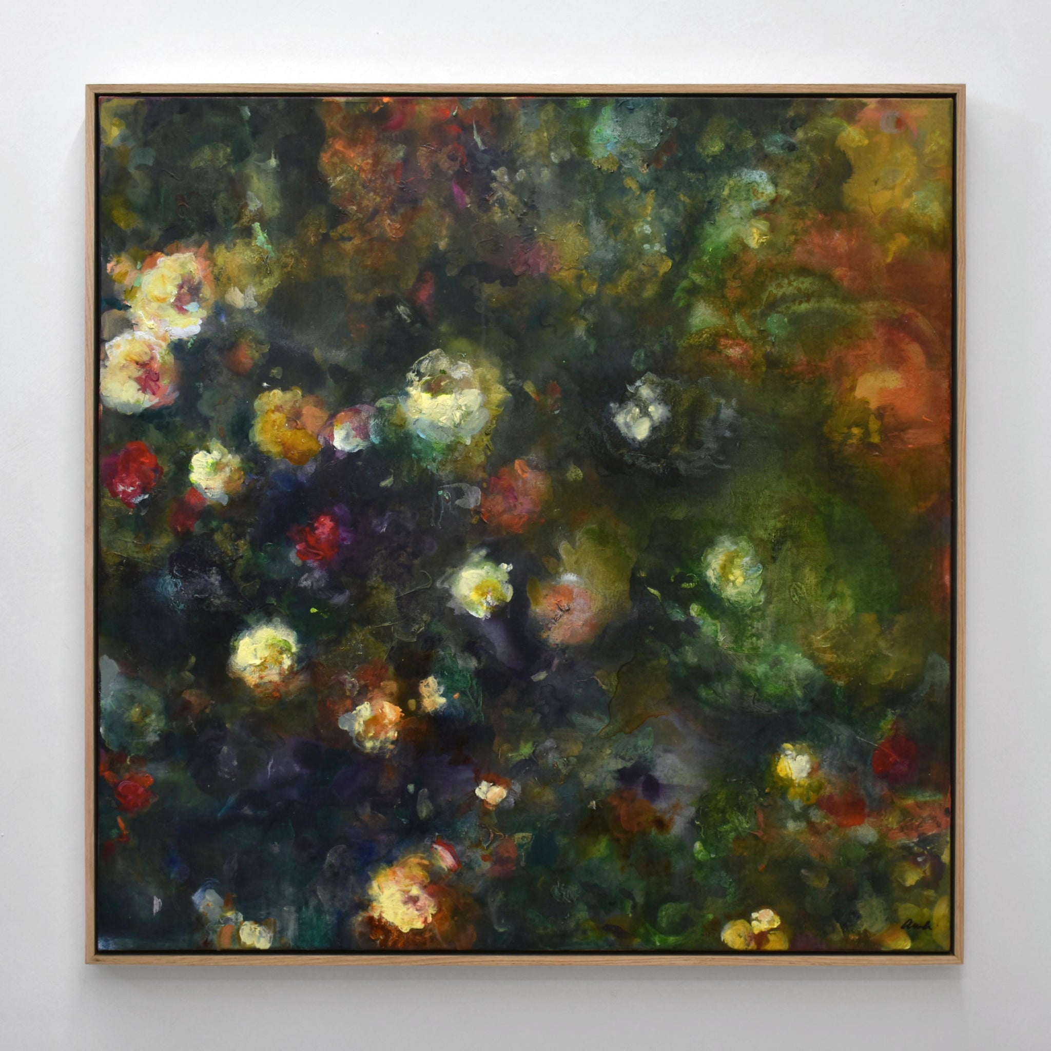 Grande composition dramatique d’Amélie Grooscors réalisée au pigment et à l’huile sur toile. Des fleurs jaunes et rouges sur un fond mauve, vert et orangé.