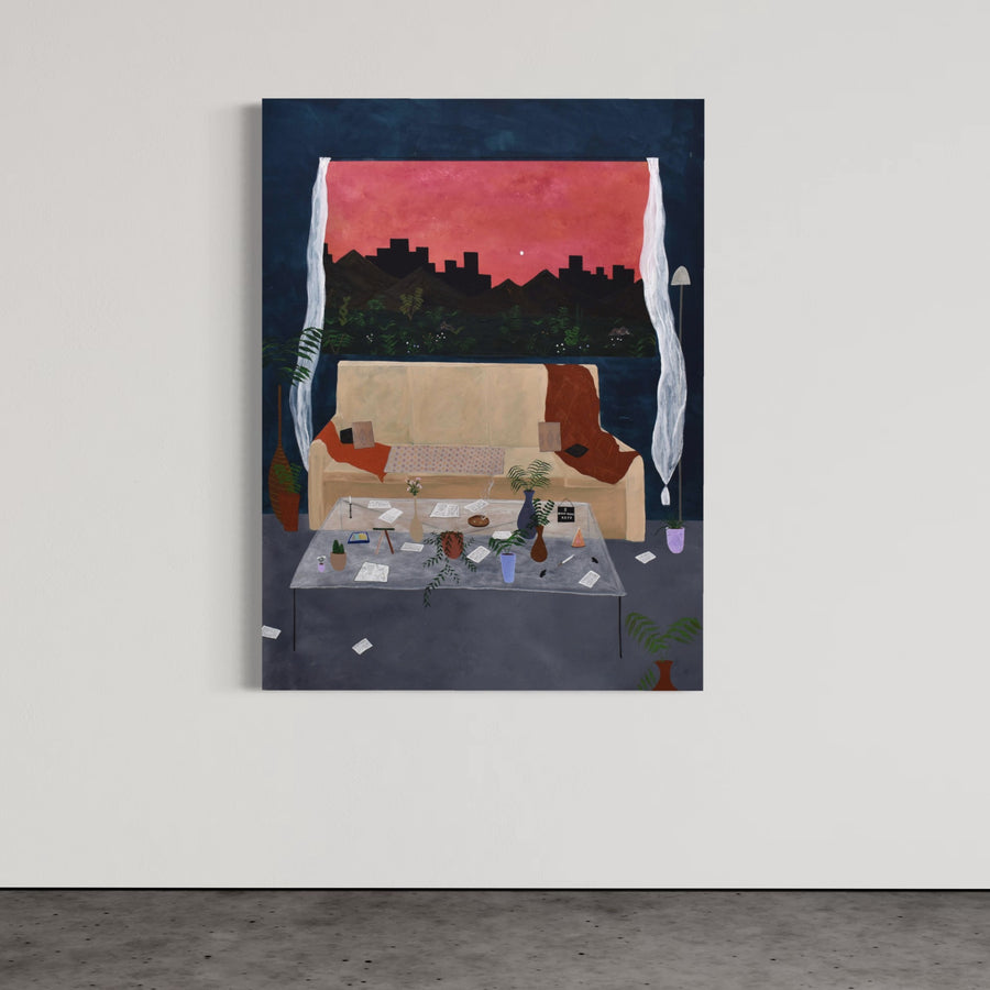 I don’t need keys, par Gabriel Rioux. Acrylique sur toile, 36” x 48”, 2023. Scène d’intérieur avec canapé beige et table en verre. Fenêtre sur une ville dans un ciel rouge.