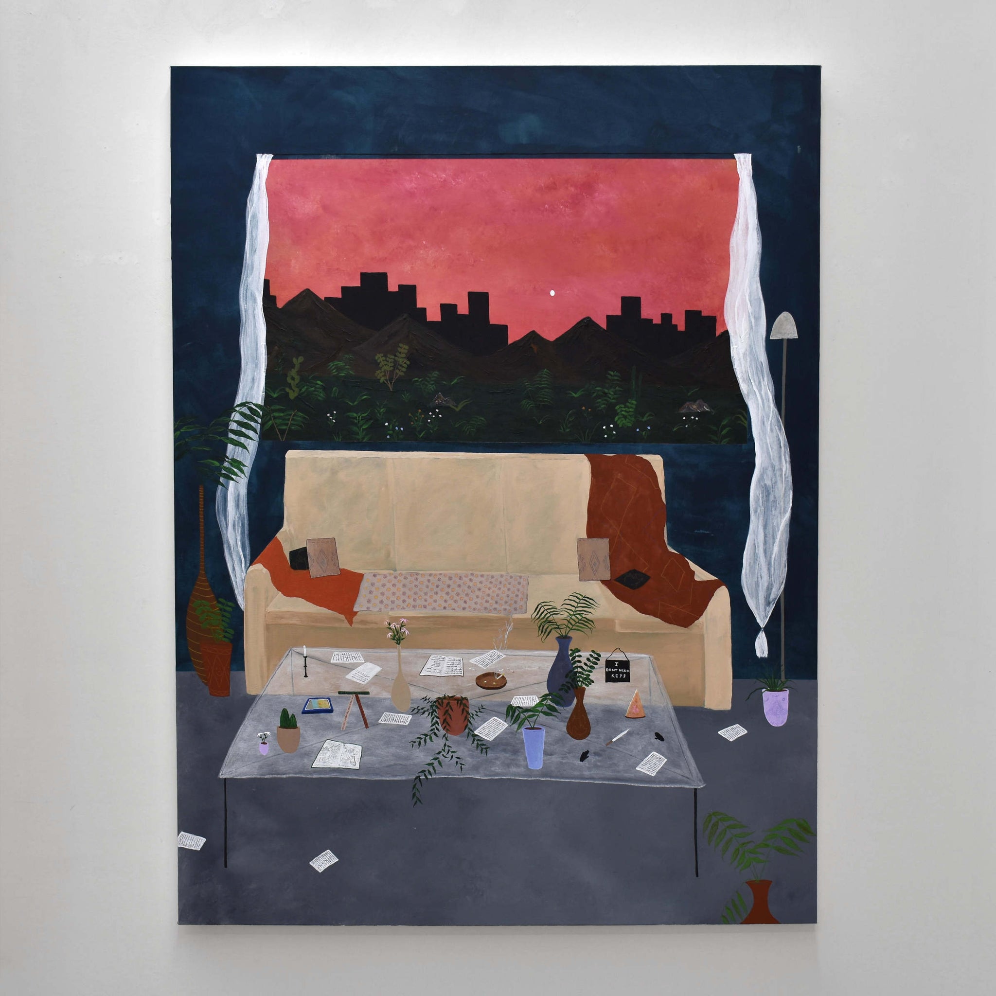 I don’t need keys, par Gabriel Rioux. Acrylique sur toile, 36” x 48”, 2023. Scène d’intérieur avec canapé beige et table en verre. Fenêtre sur une ville dans un ciel rouge.
