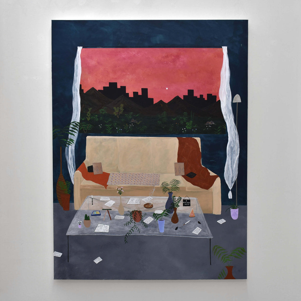 I don’t need keys, par Gabriel Rioux. Acrylique sur toile, 36” x 48”, 2023. Scène d’intérieur avec canapé beige et table en verre. Fenêtre sur une ville dans un ciel rouge.