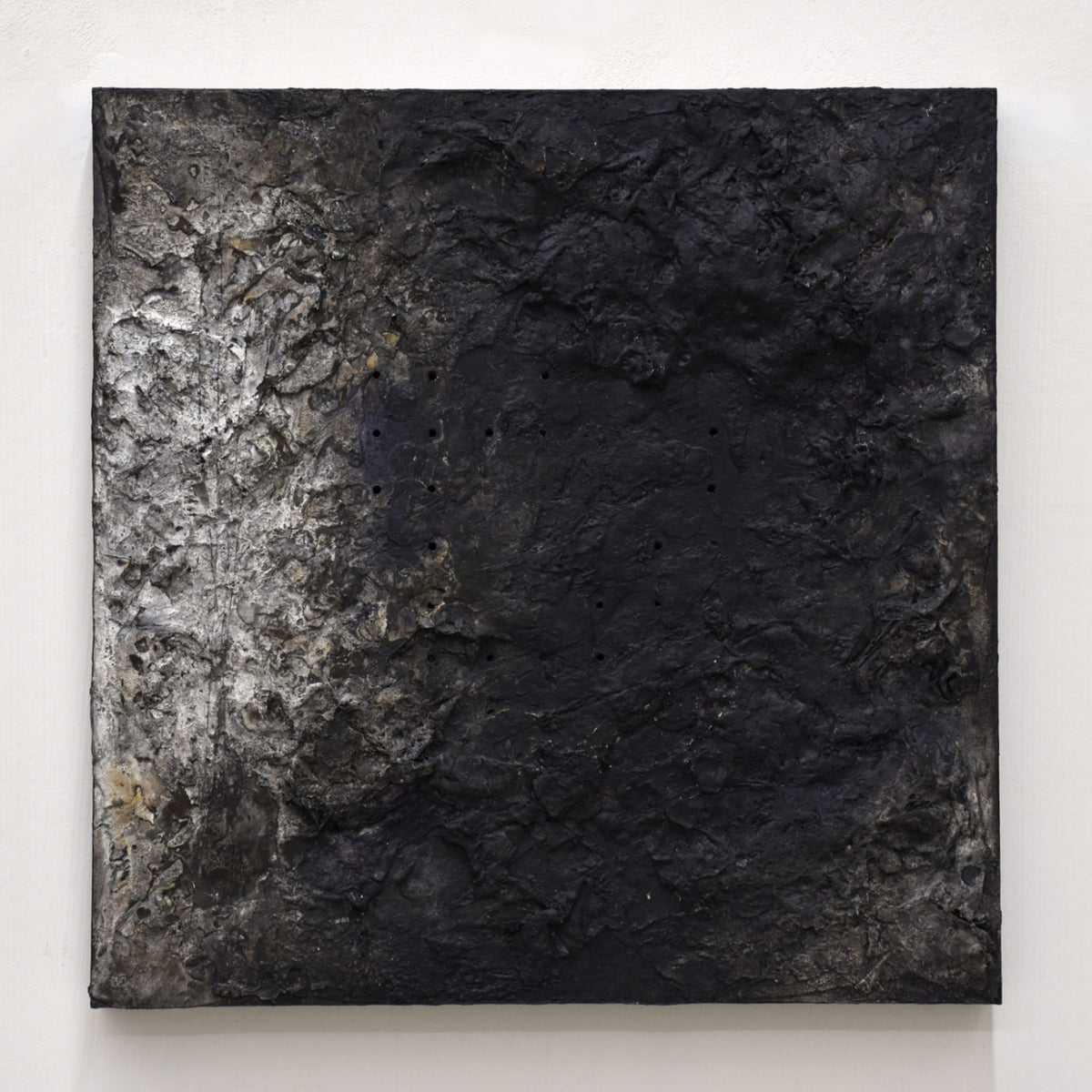 Michael E. Wall développe une pratique marquée par le clair-obscur, où textures et lumières dialoguent pour révéler la beauté nichée dans l’obscurité, donnant vie à des paysages aux limites de l’abstraction et à des figures fantomatiques qui éveillent de profondes émotions.