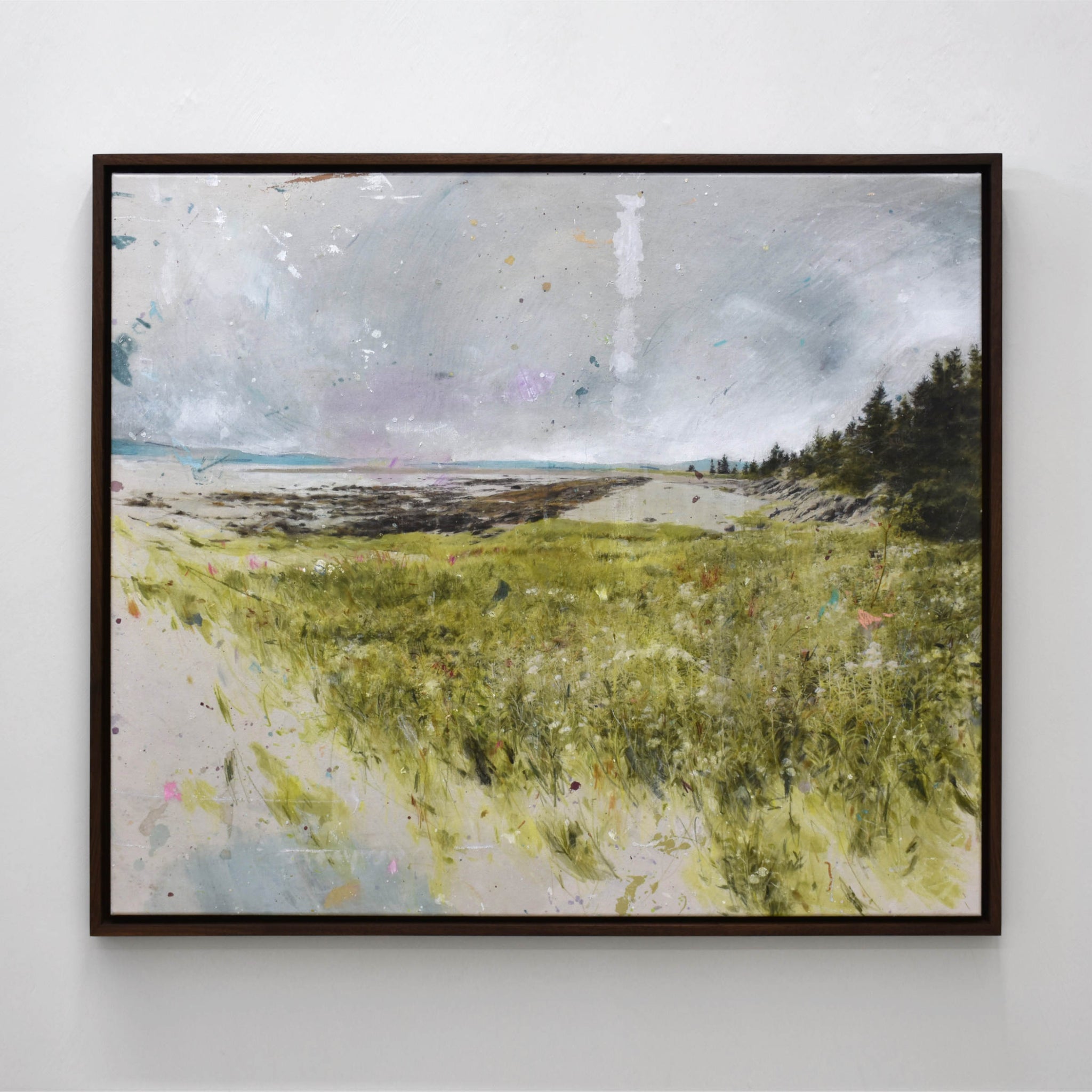 Voici une oeuvre de l’artiste bas-laurentienne Chloé Giroux-Bertrand mise en valeur avec un encadrement en noyer fabriqué par Atelier 27 x 27.