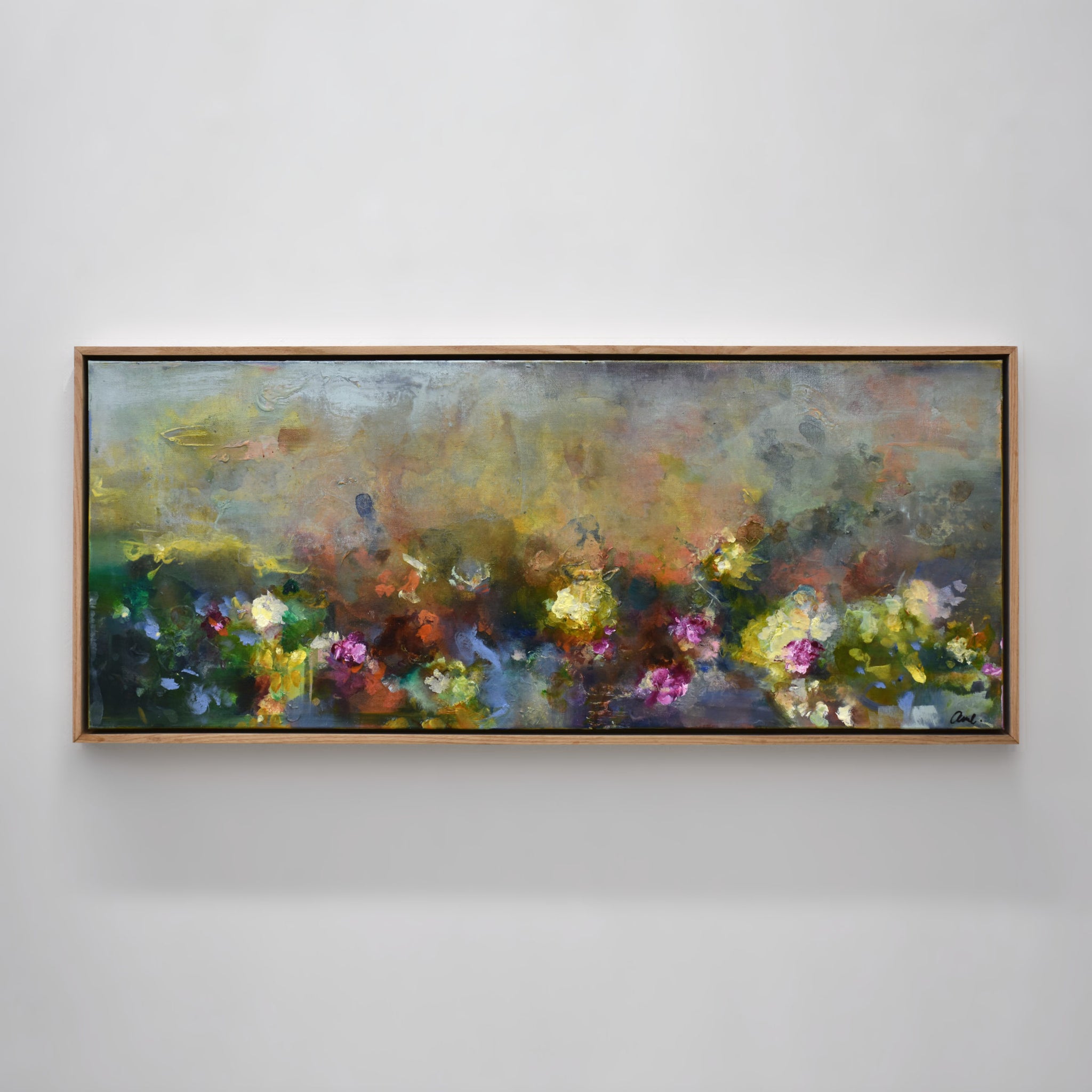 Un tableau horizontal d’Amélie Grooscors dans lequel se déploient des fleurs de toutes les couleurs dans un ciel brumeux et lumineux.