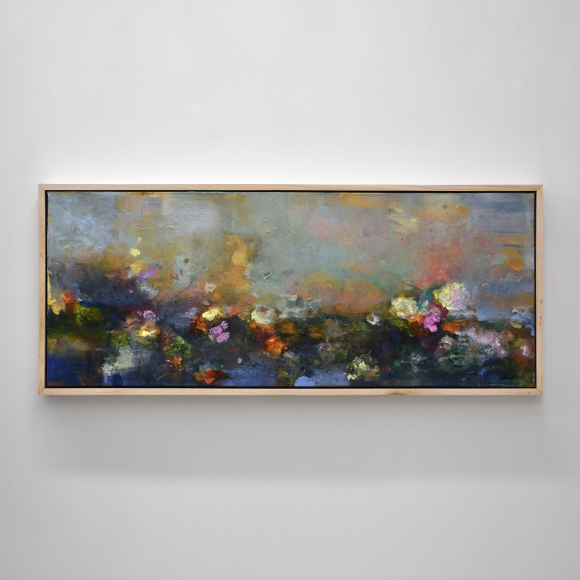 Une composition florale abstraite d’Amélie Grooscors. Comme un paysage de fleurs aux limites de l’abstraction.