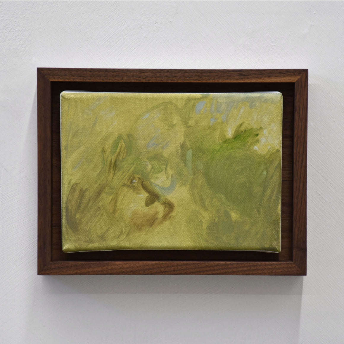Jardin, le matin, par Vanessa Locatelli. Huile sur toile, 5” x 7”, 2024, cadre en noyer. Composition abstraite monochromatique de couleur vert.