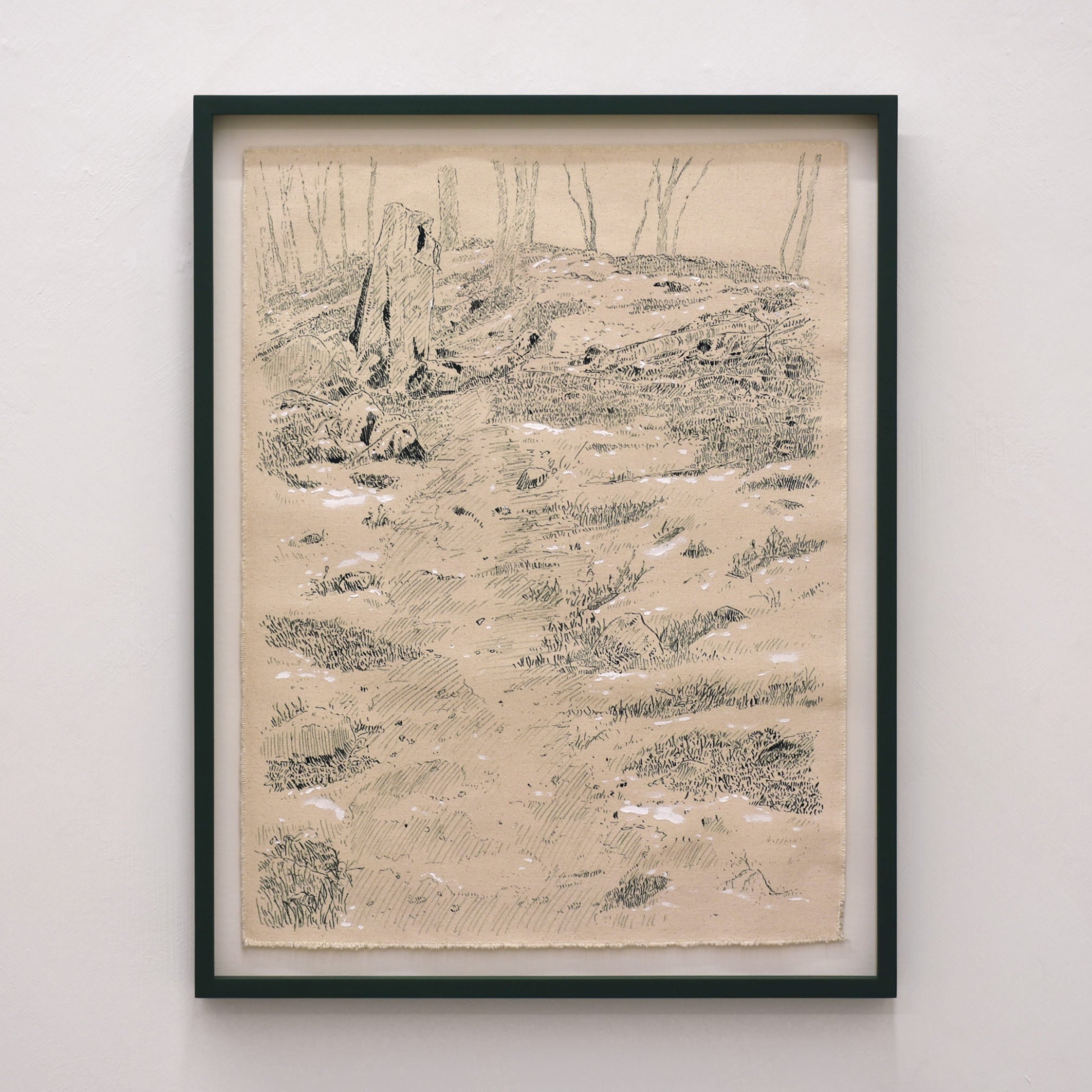 Jardin racine II de Karine Locatelli. Format vertical d’un sous-bois de forêt. Dessin à la plume sur toile naturelle. Cardre vert foncé.