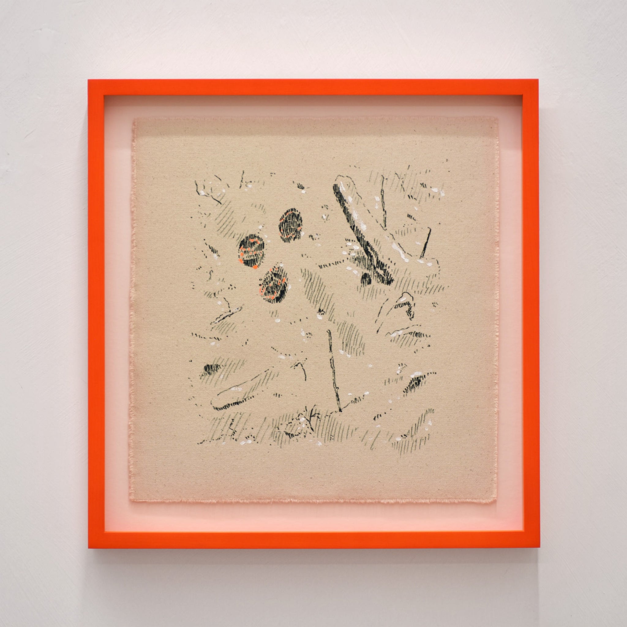 Une composition réalisée à la plume sur toile brute par Karine Locatelli. À voir dans le cadre de son exposition solo à la galerie d’art contemporain Champagne & Paradis. Encadrement orage fluo par Atelier 27 x 27.