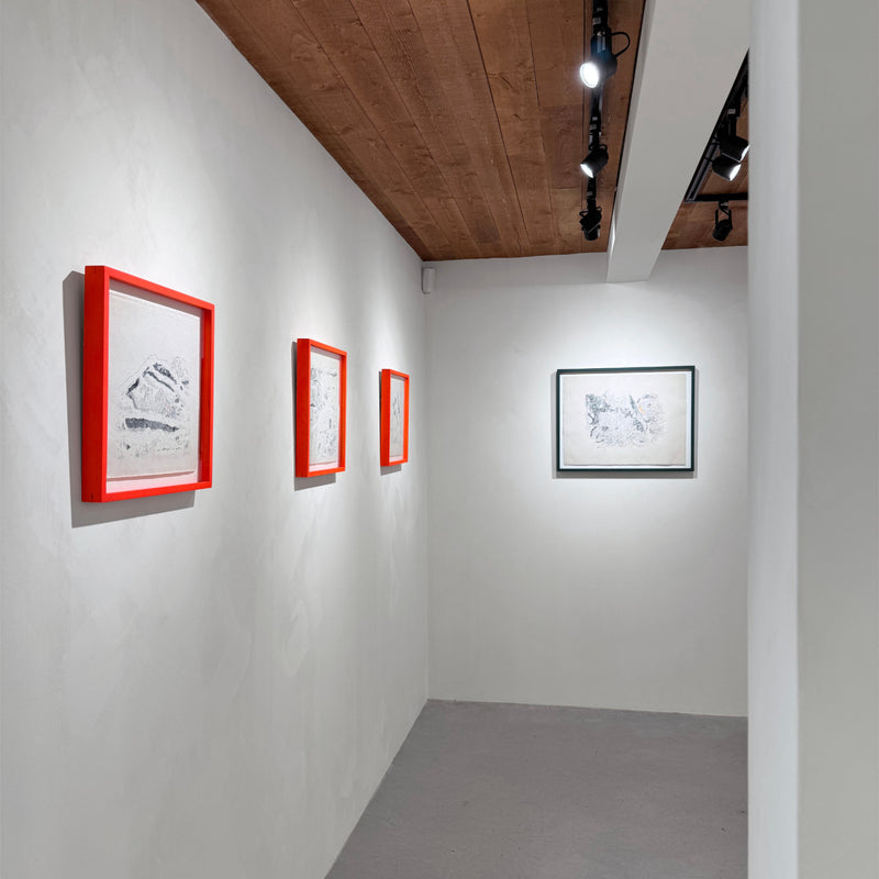 Réalisé lors d’une résidence au centre d’art Jardins Racine, situé près de la forêt, à Racine, le corpus présenté dans l’exposition « Jardin racine » témoigne d’un lien profond avec le territoire. Ce lieu, qui met en contraste l’art contemporain et la nature environnante, a permis à Karine Locatelli d’approfondir son rapport sensible à l’environnement. Encadrements fabriqués sur mesure par l’artisan encadreur Atelier 27 x 27.