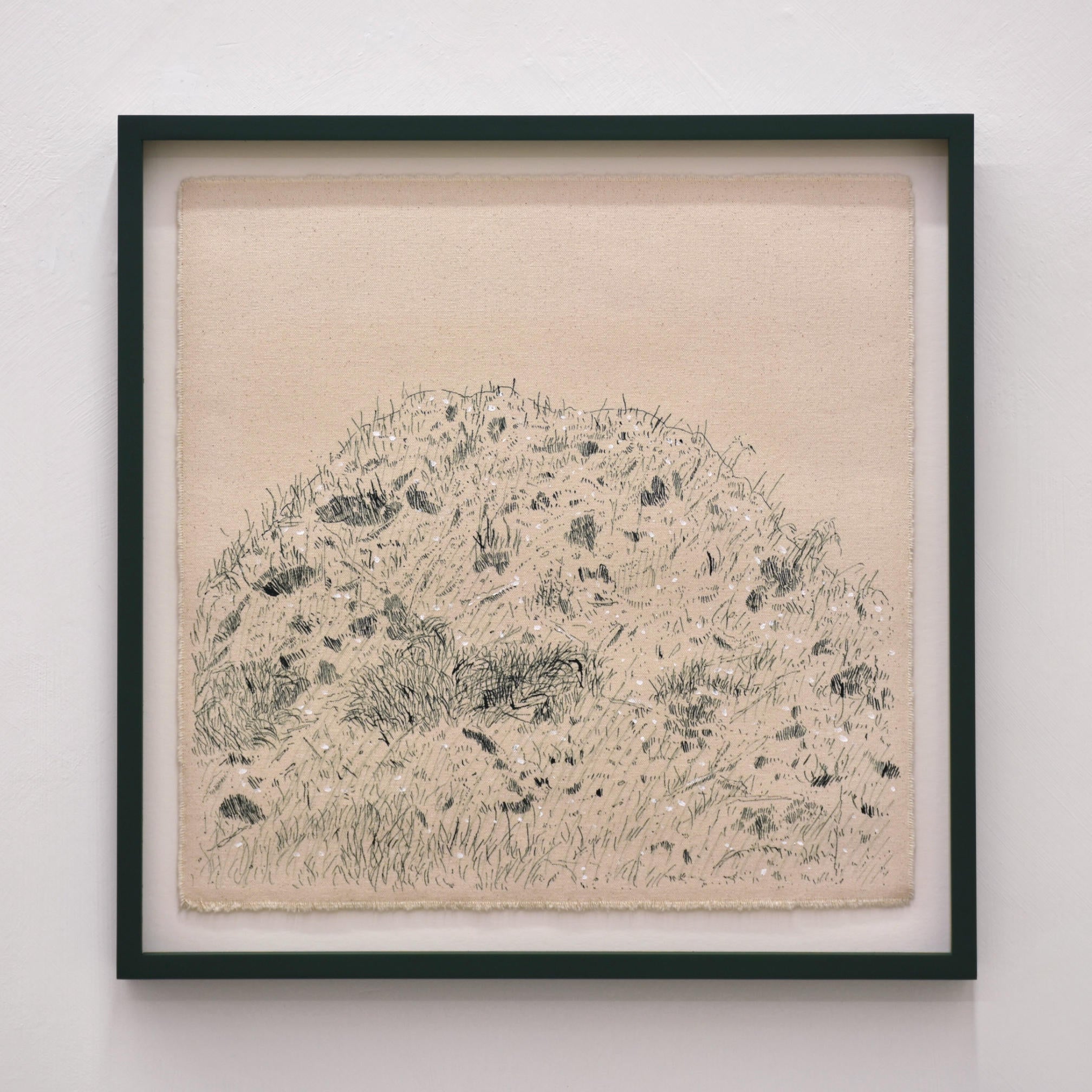 Une composition d’une grande sensibilité réalisée à la plume sur toile brute par Karine Locatelli lors d’une résidence de création à Racine, au Québec.