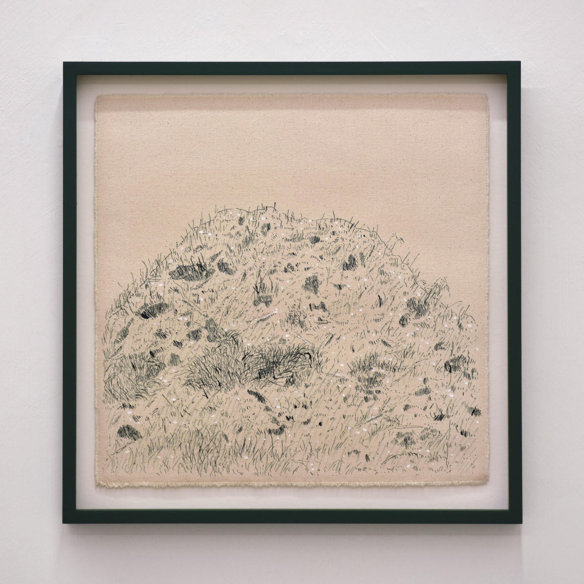 Une composition d’une grande sensibilité réalisée à la plume sur toile brute par Karine Locatelli lors d’une résidence de création à Racine, au Québec.