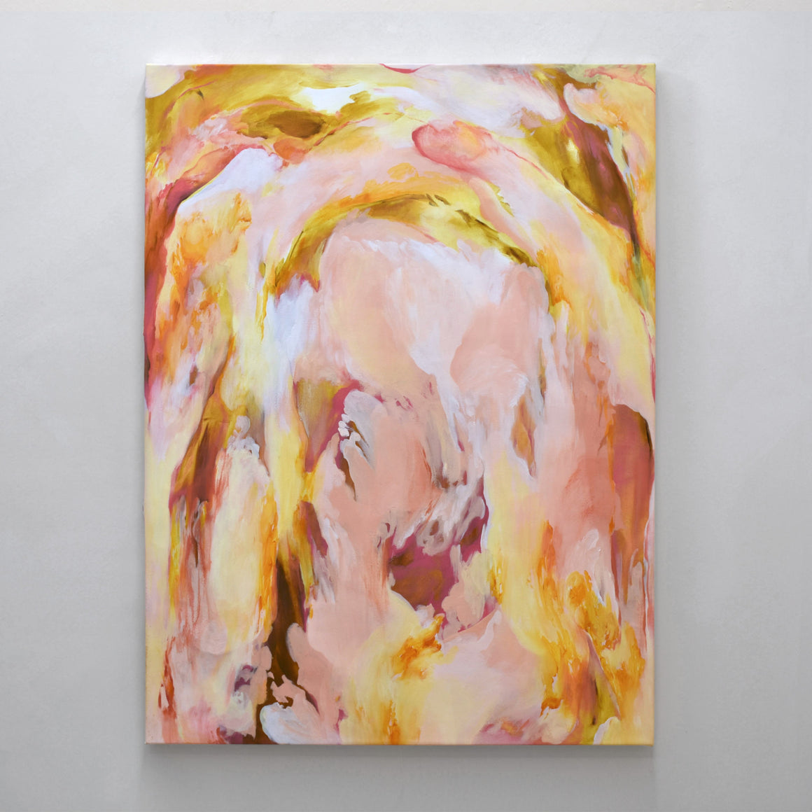 Luminescent, par Laurence Belzile. Acrylique sur toile, 36” x 48”, 2024. Tableau abstrait rose et jaune. Belle gestuelle.