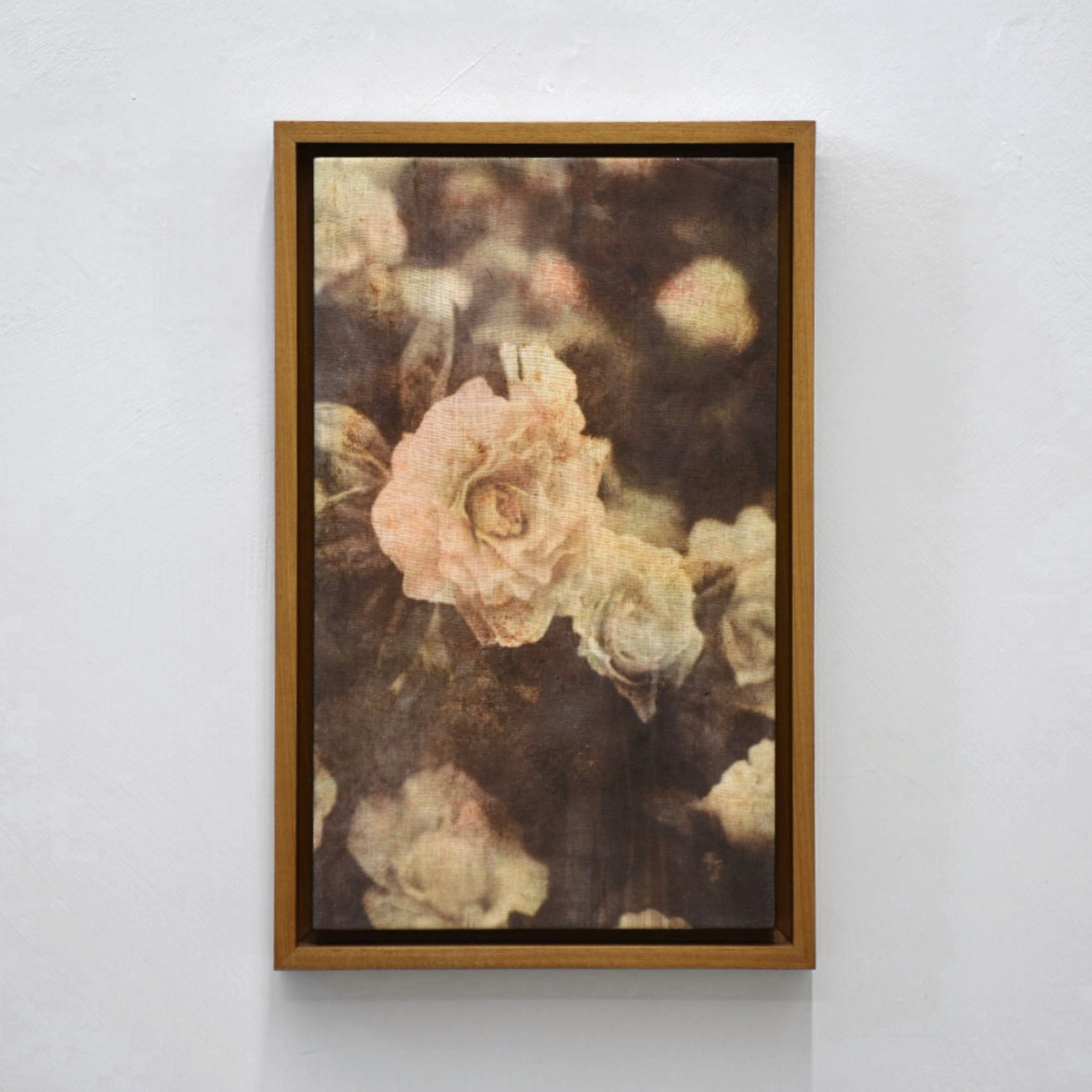 Je t’écris pour te dire que je t’aime, de Caroline Bolieu. Hommage à Chloé Sainte-Marie. Impression sur toile, tirage unique. Composition florale nostalgique. Cadre en noyer.