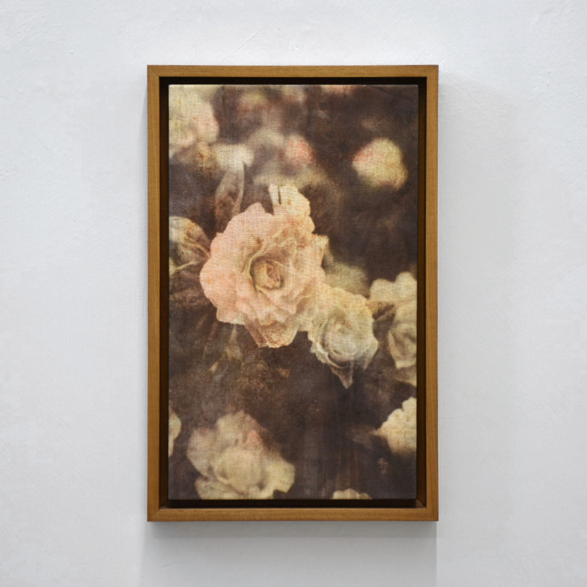 Je t’écris pour te dire que je t’aime, de Caroline Bolieu. Hommage à Chloé Sainte-Marie. Impression sur toile, tirage unique. Composition florale nostalgique. Cadre en noyer.