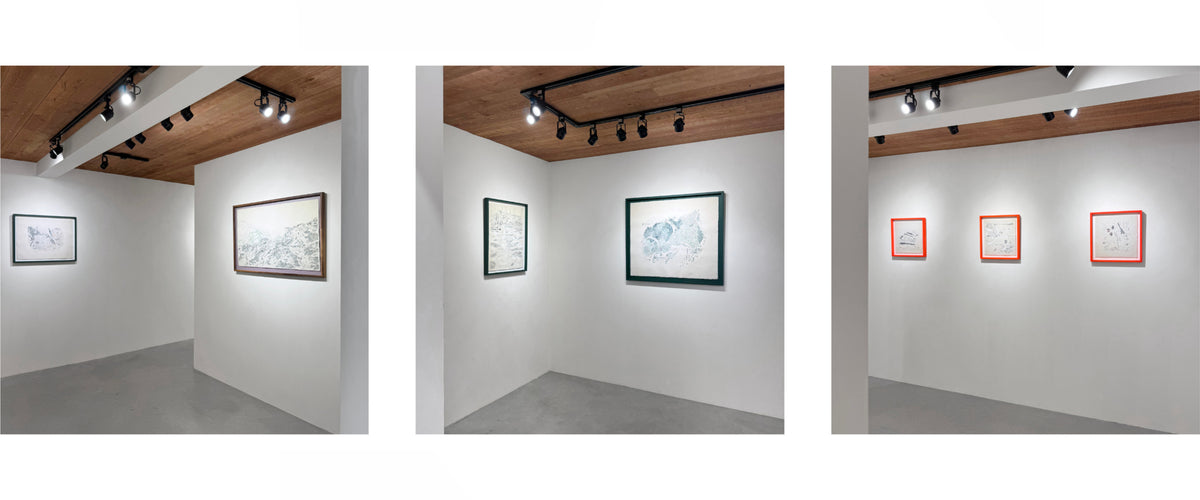 Karine Locatelli explore la représentation paysagiste à l’encre sur toile brute en y intégrant diverses techniques comme la broderie et la céramique, afin de réactualiser la tradition pleinairiste tout en évoquant la poésie des lieux et les enjeux politiques, sociaux et environnementaux liés au rapport de l’humain à son territoire.