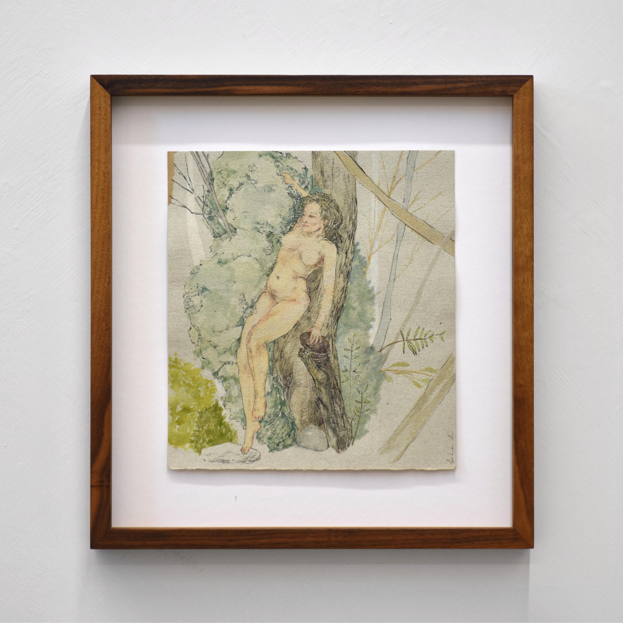 Hommage à Courbet par Andréanne Le. Hudon. Encre et aquarelle sur papier. Illustration d’une femme nue en forêt. Encadrement en noyer.