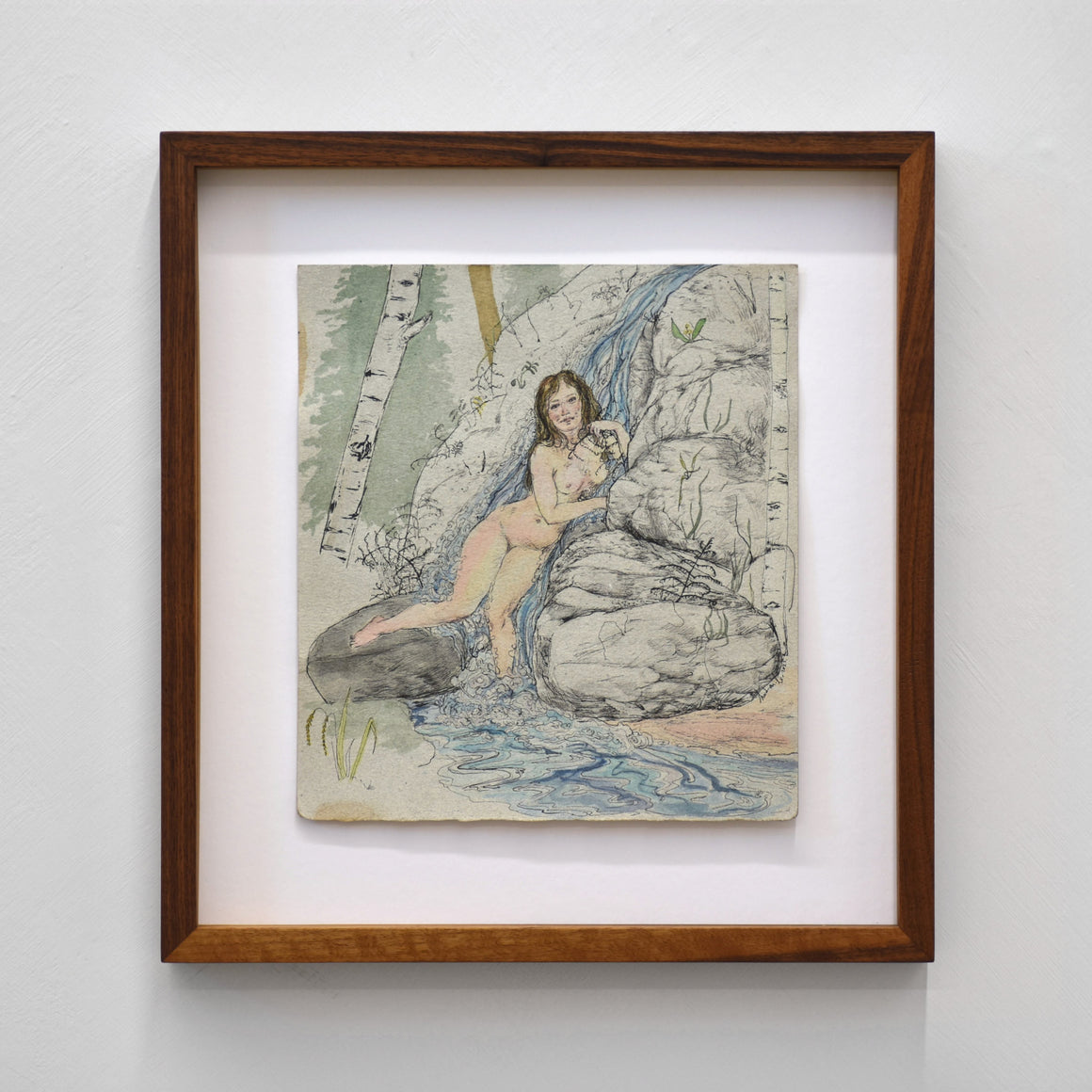 Hommage à Poussin par Andréanne Le. Hudon. Illustration d’une femme dans un ruisseau en forêt. Encadrement en noyer.