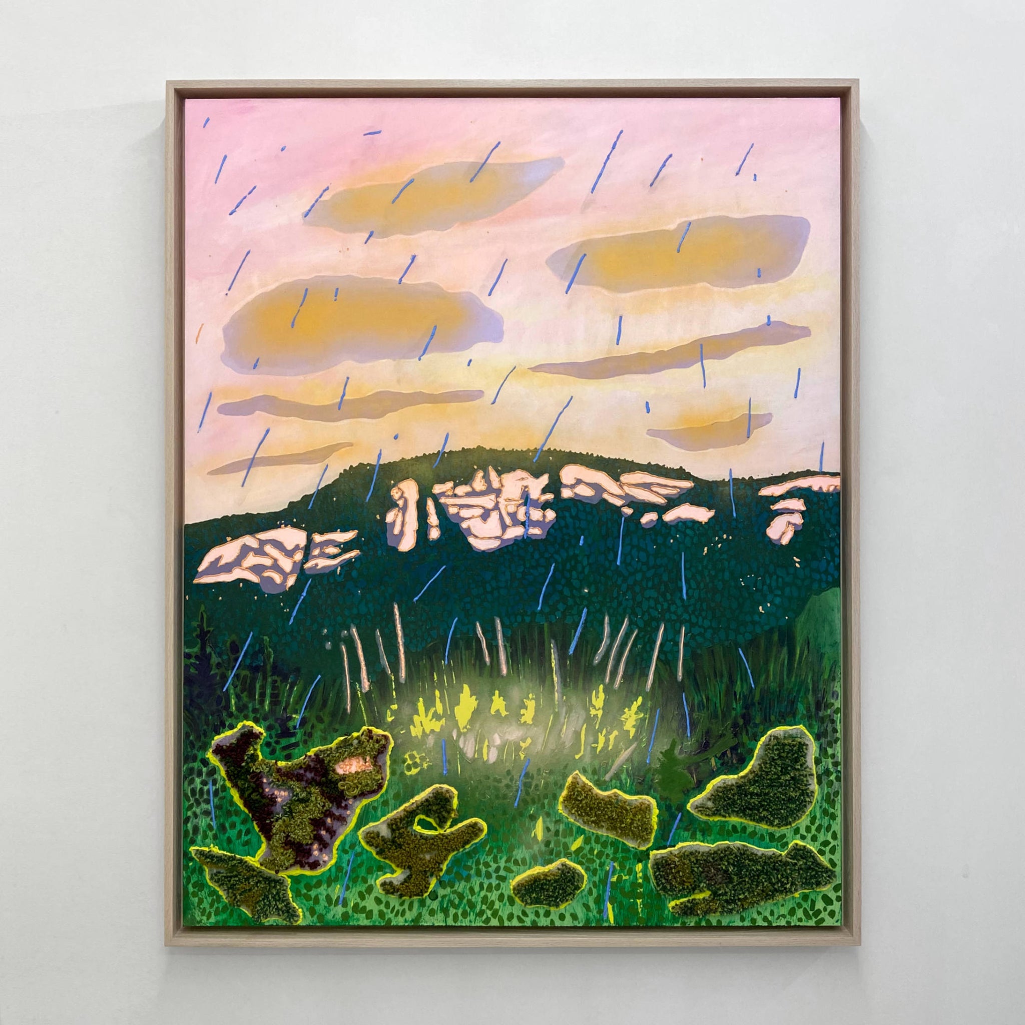 Grand format vertical de Josiane Lanthier, pluie bleue sur fond de montagne verte, nuages jaunes dans un ciel rose