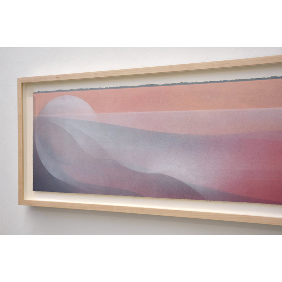 Une composition presque abstraite dans les tons de rose signée Jason Cantoro. Présence d’un astre céleste et d’un horizon de lumière.