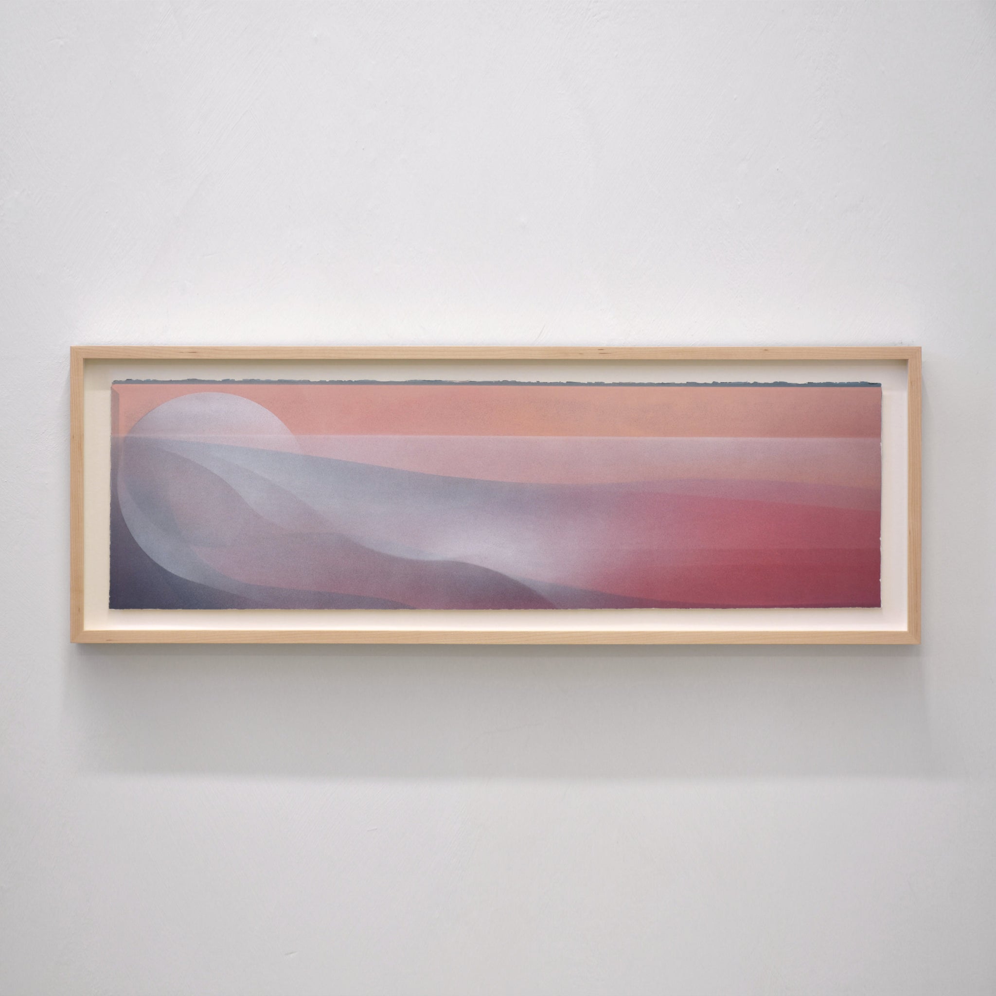 Une composition presque abstraite dans les tons de rose signée Jason Cantoro. Présence d’un astre céleste et d’un horizon de lumière.