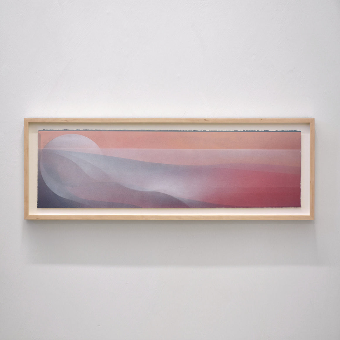 Une composition presque abstraite dans les tons de rose signée Jason Cantoro. Présence d’un astre céleste et d’un horizon de lumière.