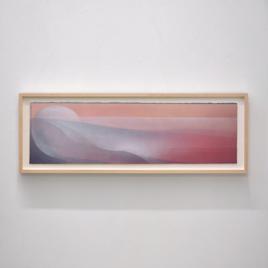 Une composition presque abstraite dans les tons de rose signée Jason Cantoro. Présence d’un astre céleste et d’un horizon de lumière.