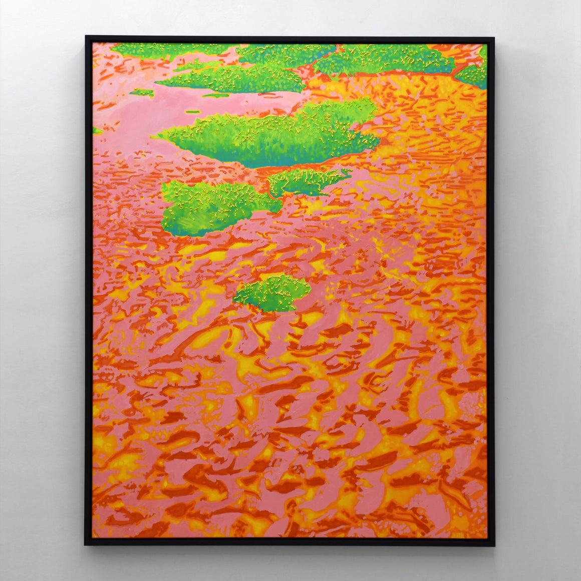 L’eau dessine, de Josiane Lanthier. Grand format vertical, acrylique sur toile, 48” x 60”, 2024. Les motifs de l’eau dans le sable à marée basse, avec des algues vertes.