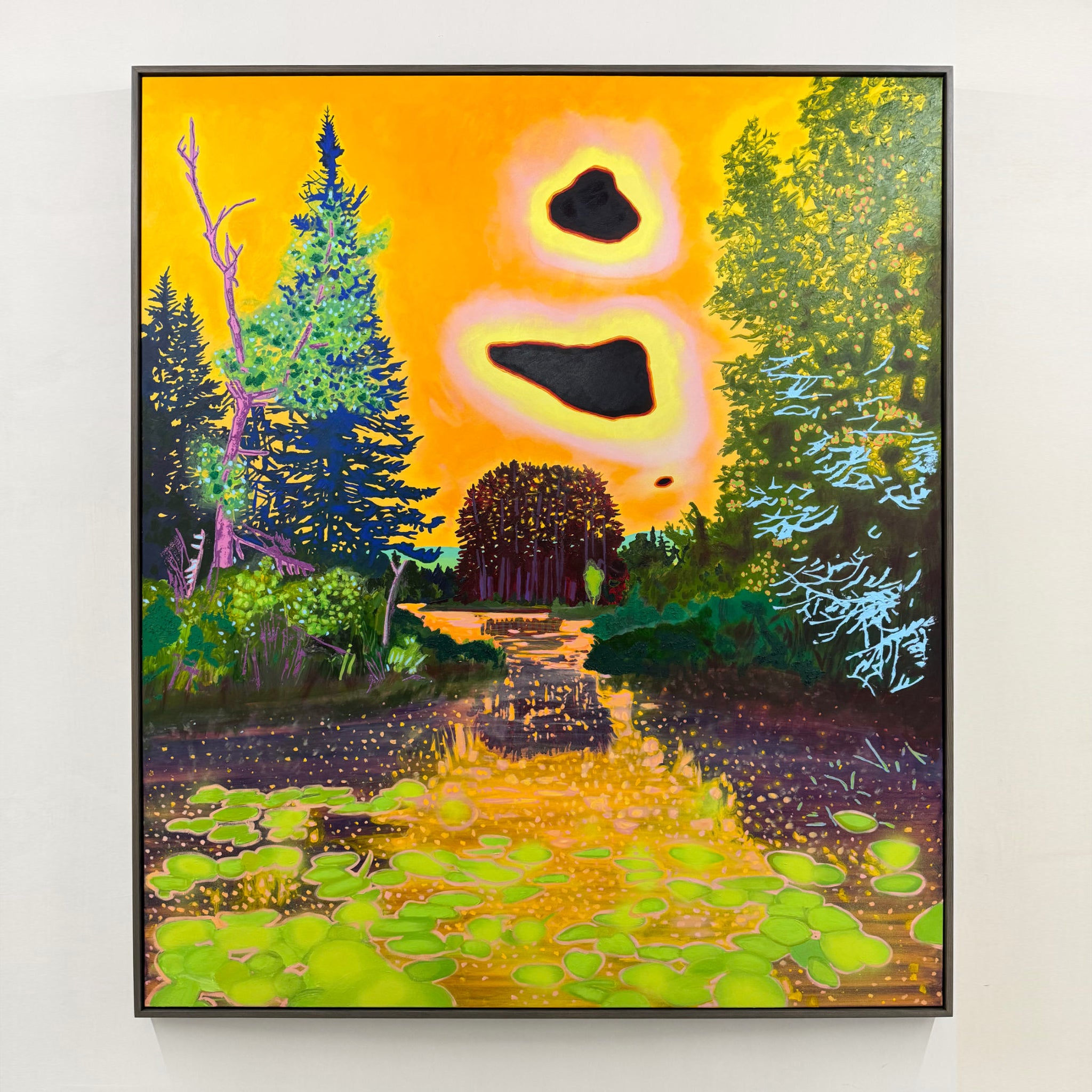 L’Île de l’amour, par Josiane Lanthier. Un très grand format vertical présenté à l’OEil de Poisson. Des arbres sur le bord d’un étang, un ciel orange avec des météorites.