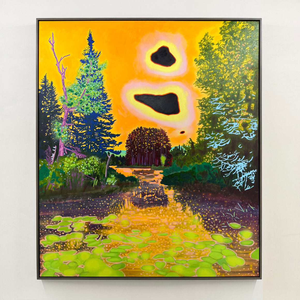 L’Île de l’amour, par Josiane Lanthier. Un très grand format vertical présenté à l’OEil de Poisson. Des arbres sur le bord d’un étang, un ciel orange avec des météorites.