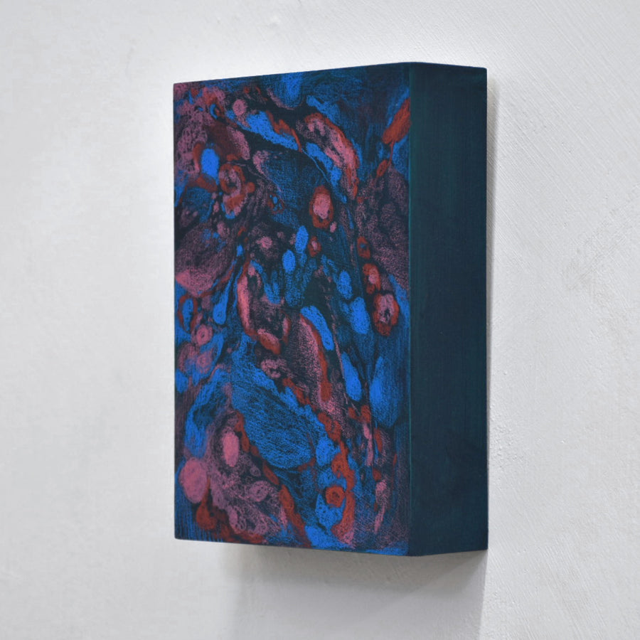 L’emprise des fleurs est une abstraction de Laurence Belzile réalisée sur bois avec des crayons de couleur rouge, bleu et rose.