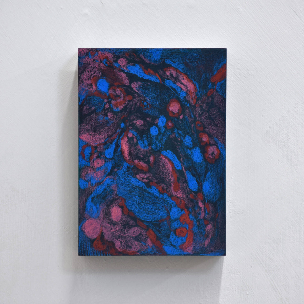 L’emprise des fleurs est une abstraction de Laurence Belzile réalisée sur bois avec des crayons de couleur rouge, bleu et rose.