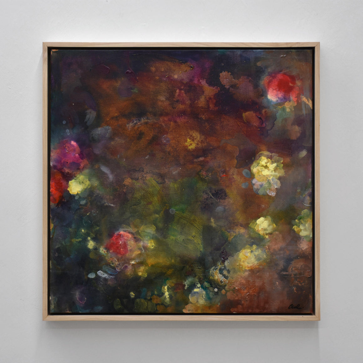 Une composition de fleurs jaunes et rouges sur fond vert par Amélie Grooscors.