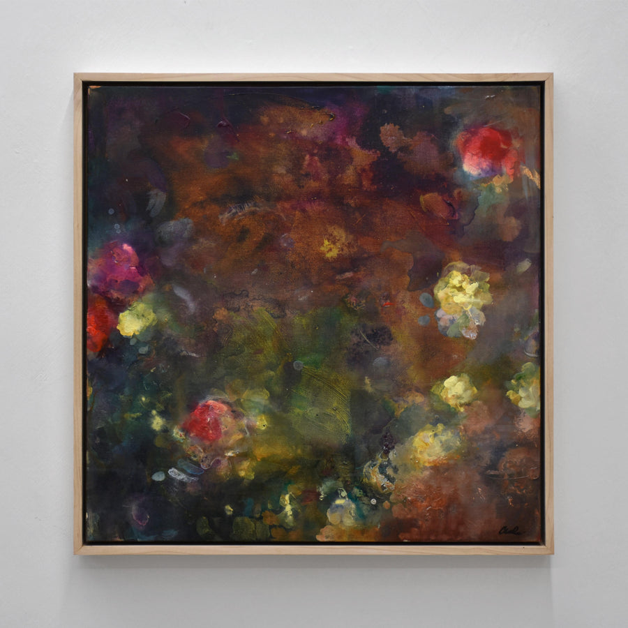 Une composition de fleurs jaunes et rouges sur fond vert par Amélie Grooscors.