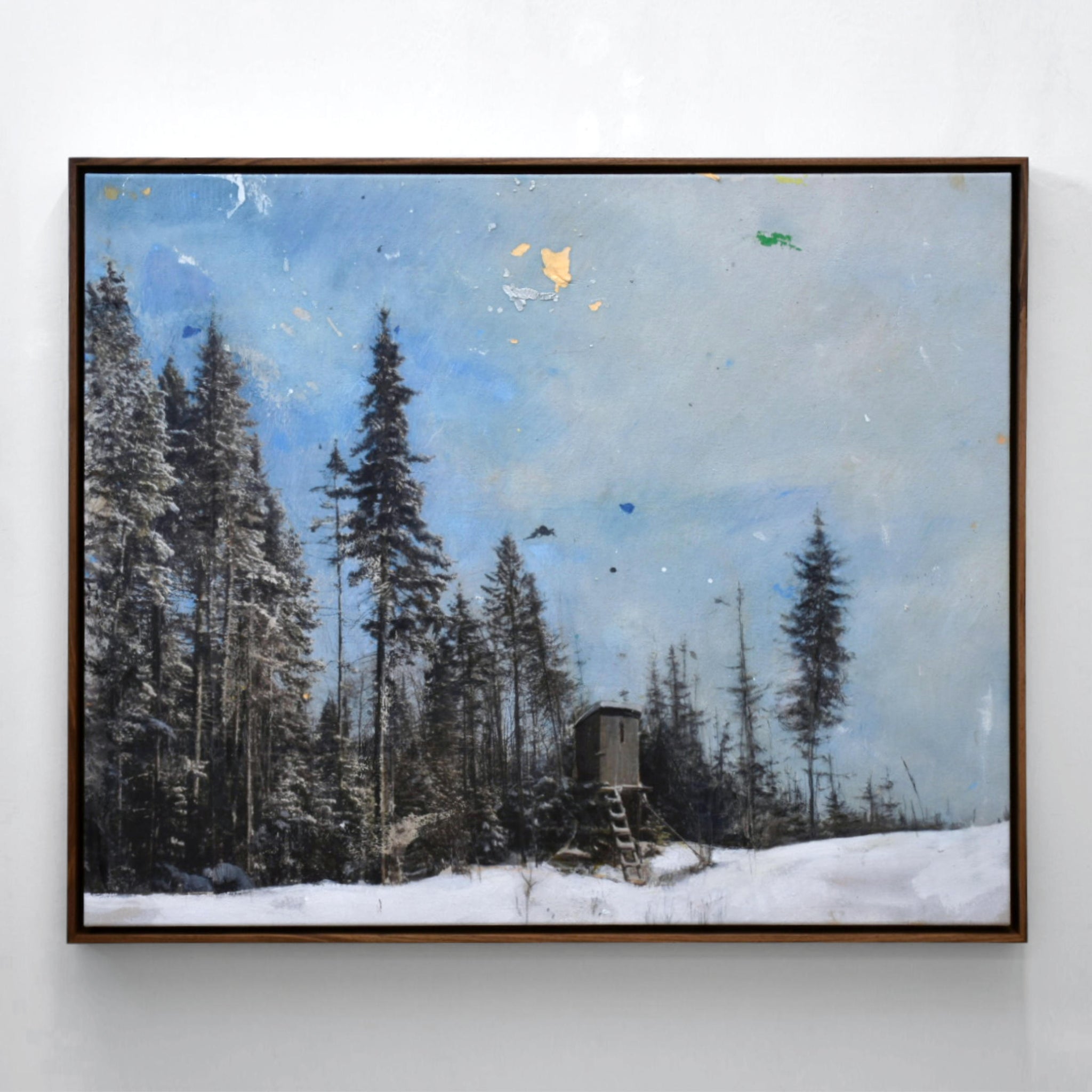 Peinture d’hiver de Chloé Giroux-Bertrand, forêt d’épinettes dans la neige avec une cache de chasse, ciel bleu