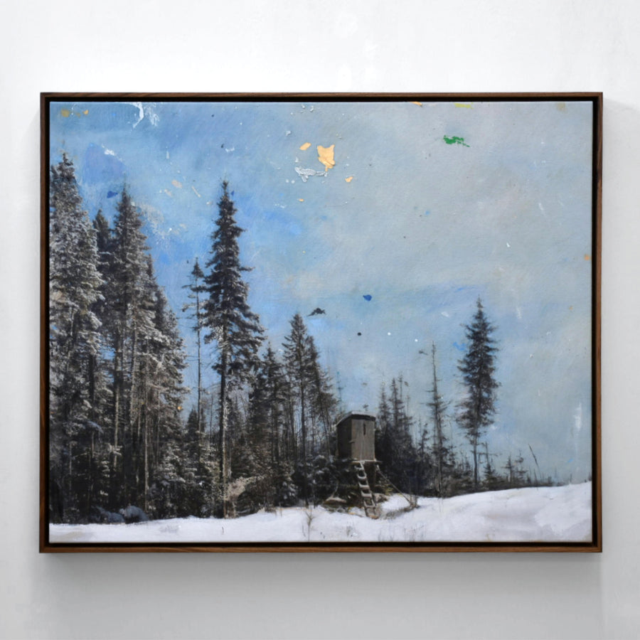 Peinture d’hiver de Chloé Giroux-Bertrand, forêt d’épinettes dans la neige avec une cache de chasse, ciel bleu