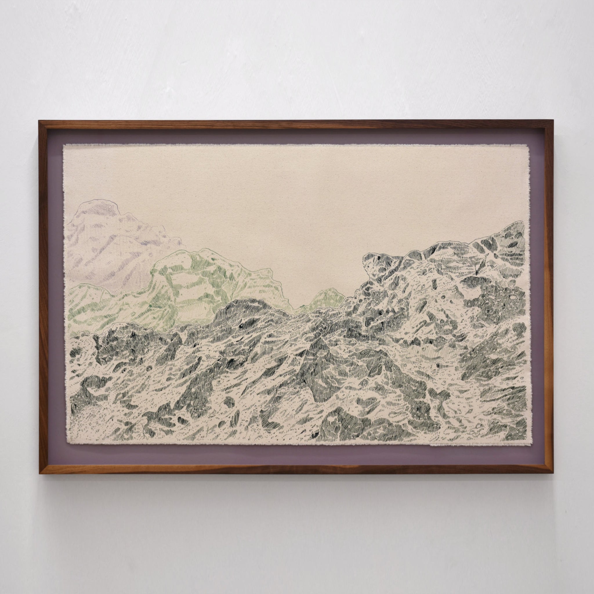 Une oeuvre de Karine Locatelli, format horizontal, des montagnes comme des vagues, cadre en noyer avec fond lilas