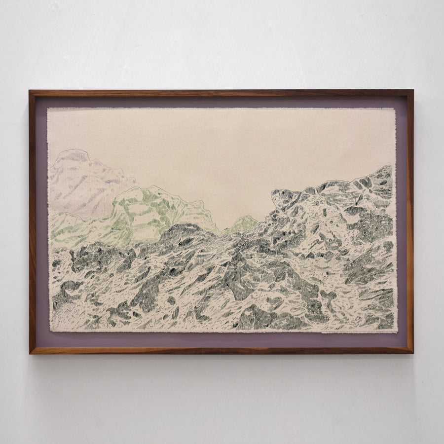 Une oeuvre de Karine Locatelli, format horizontal, des montagnes comme des vagues, cadre en noyer avec fond lilas