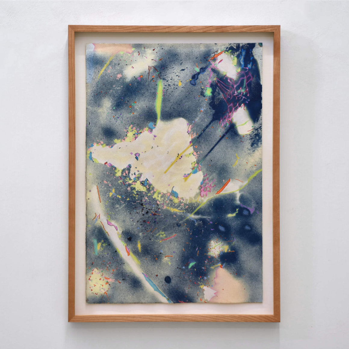 Île Boudreau, la plage, par Marie-Claude Drolet. Cyanotype et interventions aux crayons de couleur sur papier aquarelle Fabriano. Encadrement en cerisier. Motif d’éléments figuratifs de rivage.