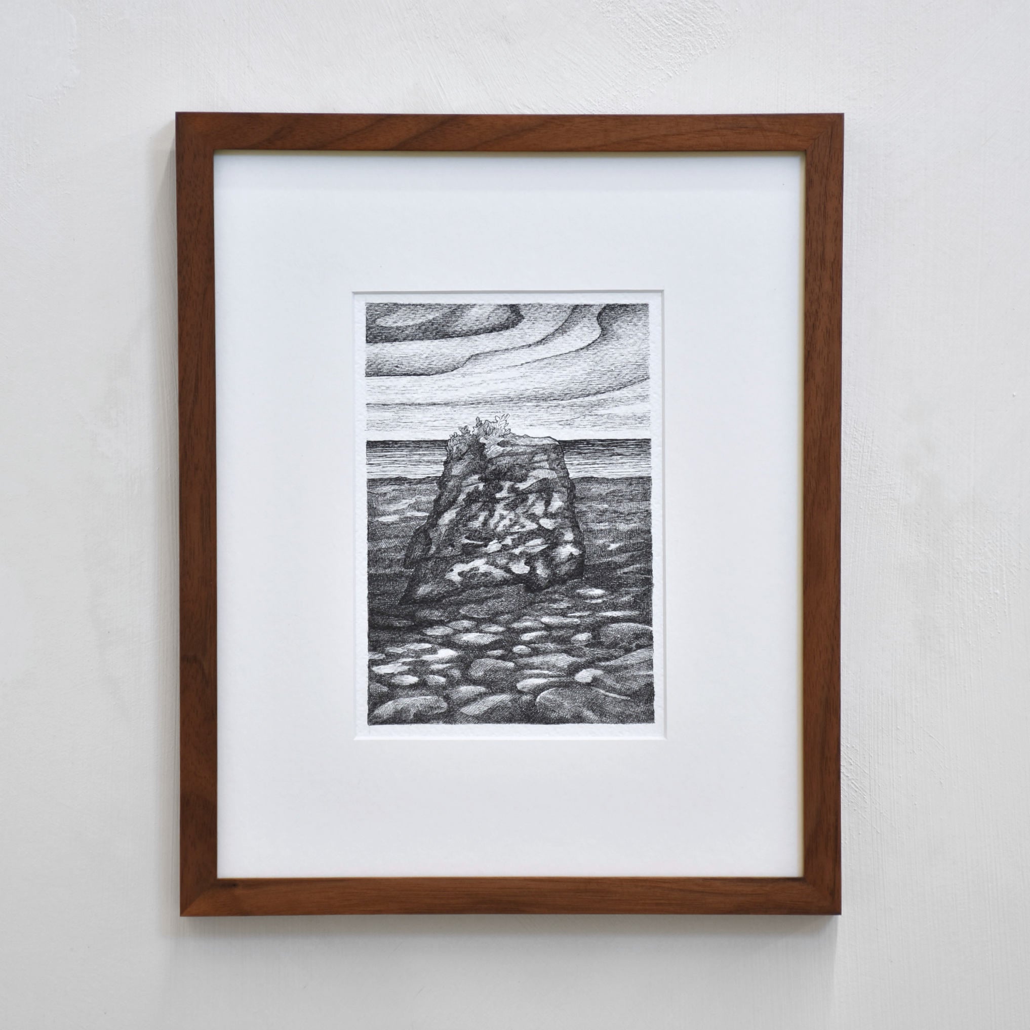 La solitaire, par Elisabeth Gravel. Dessin monochrome d’une petite île sur une mer de glaces.