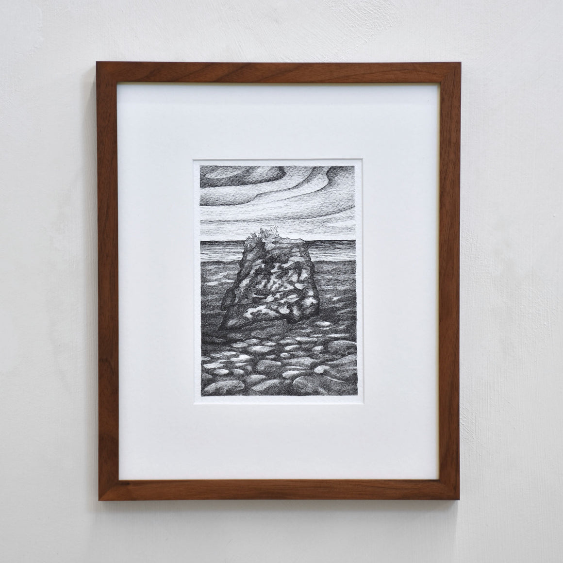 La solitaire, par Elisabeth Gravel. Dessin monochrome d’une petite île sur une mer de glaces.
